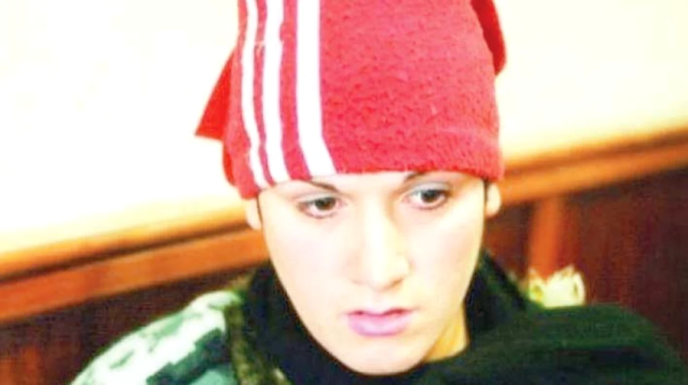 2000. Aşa arăta înainte să-şi mutileze faţa