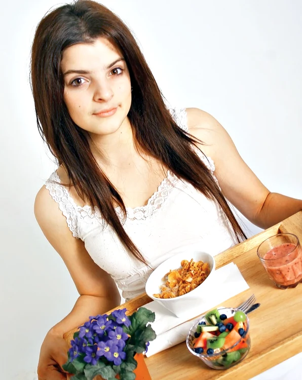 
    Fructele şi legumele nu  trebuie să lipsească de la masa de dimineaţă  