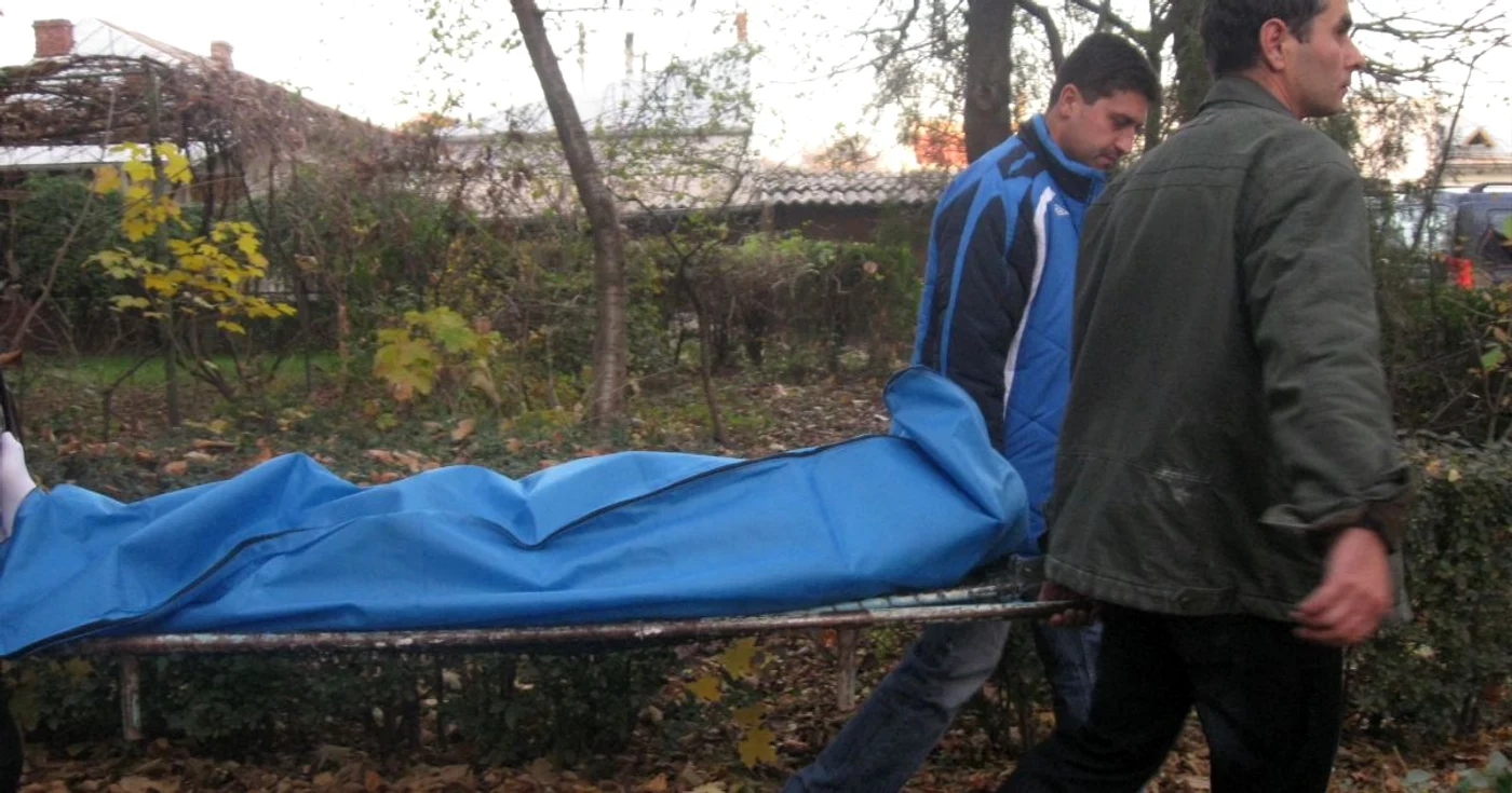 Cadavrele au fost transportate la Serviciul Judeţean de Medicină Legală Hunedoara.