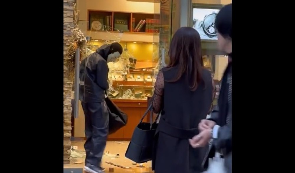 Momentul în care un magazin de lux din Tokyo este jefuit de indivizi mascați VIDEO