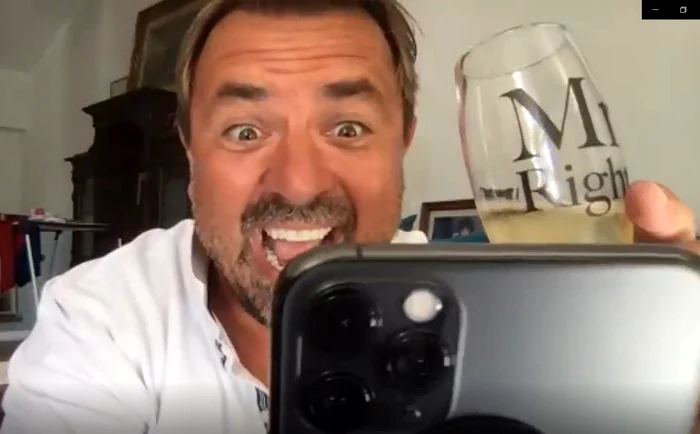 A testat noul telefon primit în dar, făcându-și un selfie de ziua lui, cu paharul de șampanie