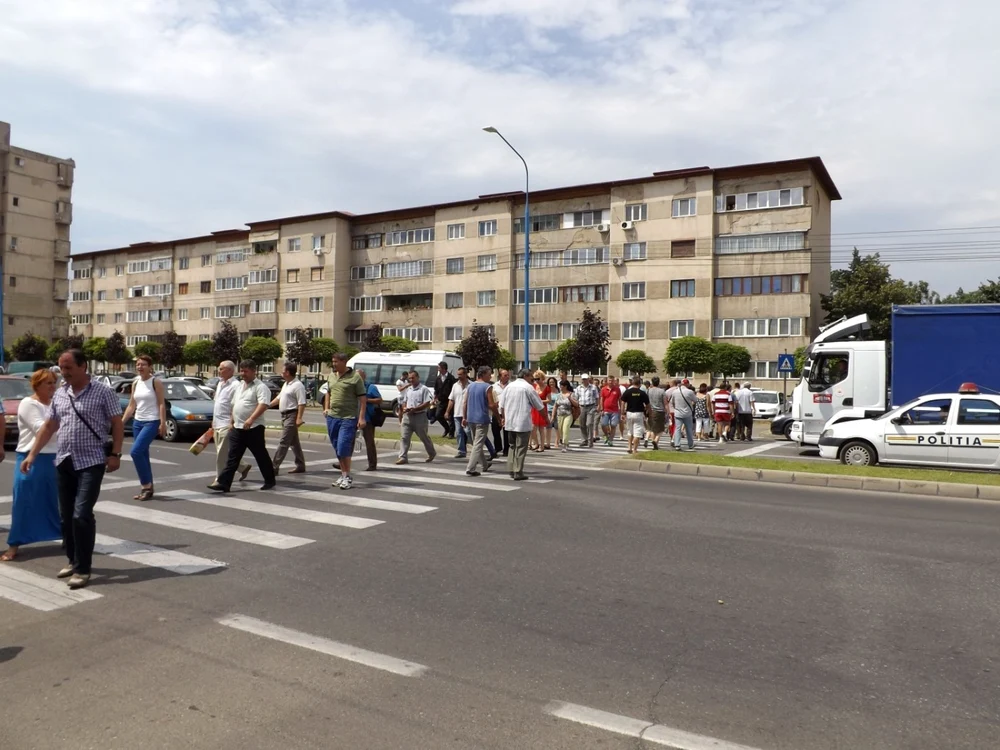 Angajaţii de la RAAN protestând pe trecerea de pietoni FOTO Corina Macavei