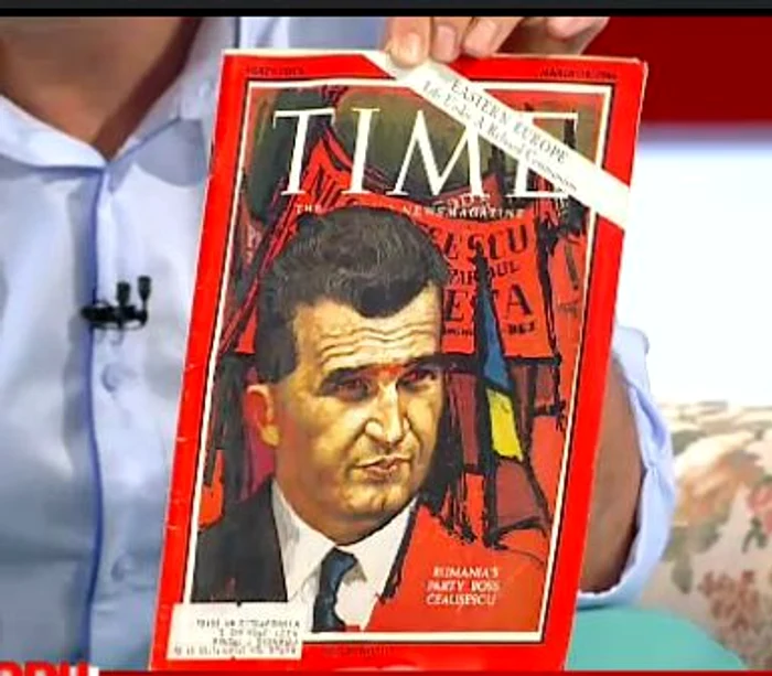 Aceasta este revista pe care Tăbăcaru i-a dăruit-o preşedintelui Ion Iliescu (captură: PRO TV)