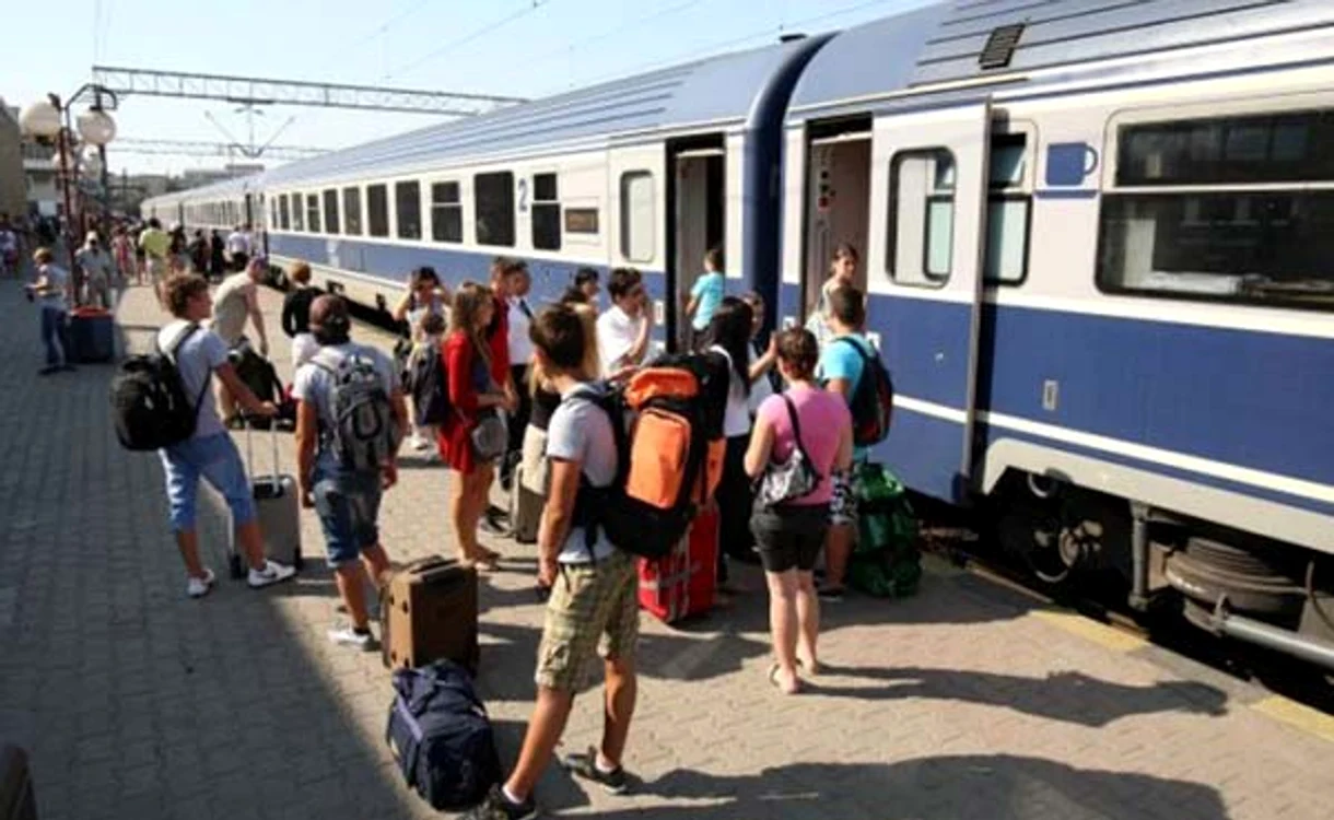 Incidentul s-a petrecut la ora 14,35, când roţile ultimului vagon s-au blocat în mers