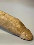 Osul sculptat în formă de penis, descoperit în depozitele Muzeului Valkhof (© Provincie Gelderland)