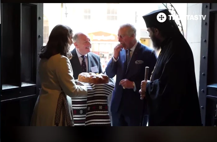 Prințul Charles a gustat și din tradiționala pascăFoto: captură video