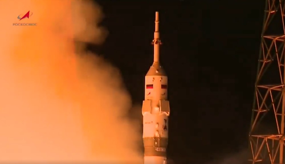 Rusia a lansat o rachetă Soiuz cu doi ruşi şi un american la bord