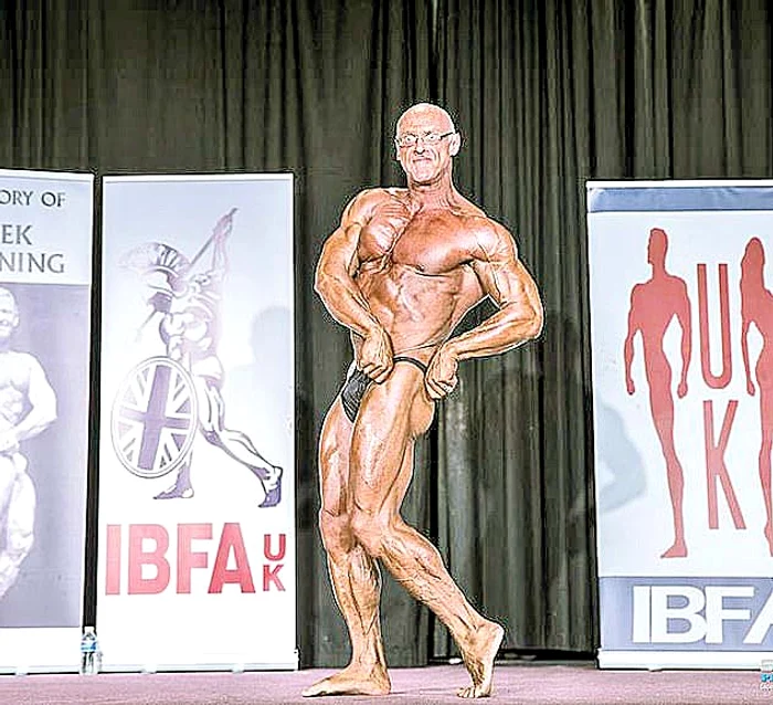 Michael Sanders e fost  gardian de penitenciar  şi antrenor de culturism