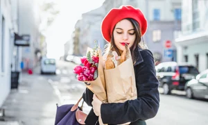 Femeie cu bascuta rosie cu flori in mana 745173952 jpg