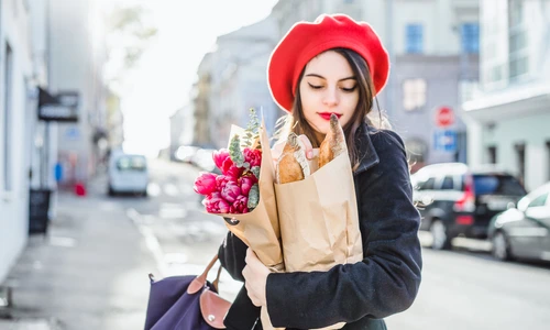 Femeie cu bascuta rosie cu flori in mana 745173952 jpg