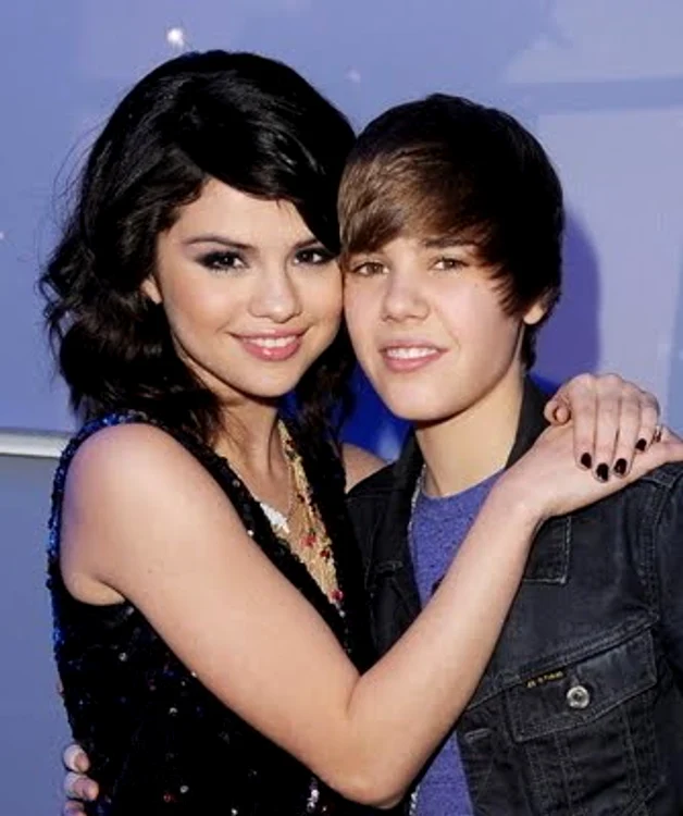 Selena şi Justin formează un cuplu