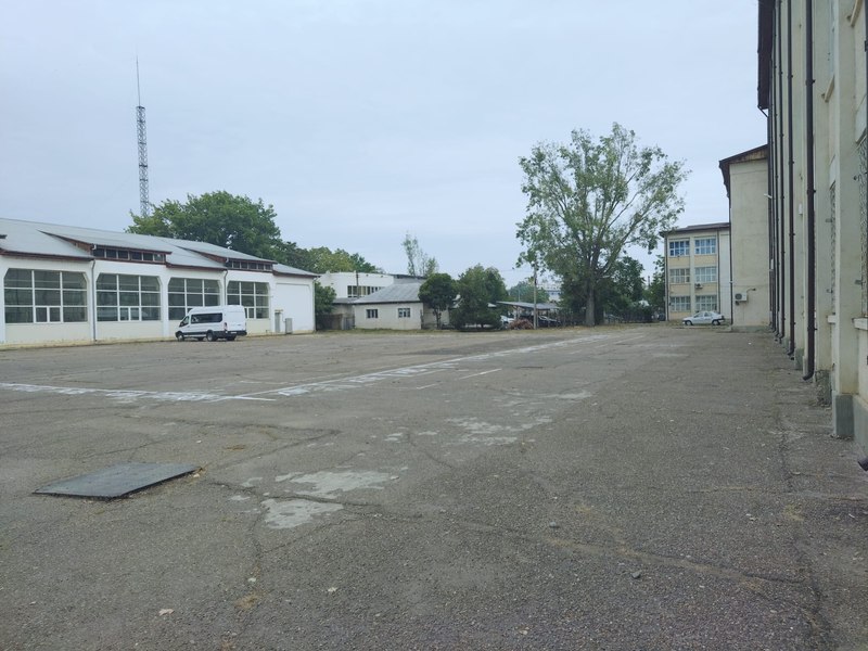 Educație printre mașini. Primăria Focșani a „confiscat” curtea unui liceu pentru a amenaja o parcare rezidențială