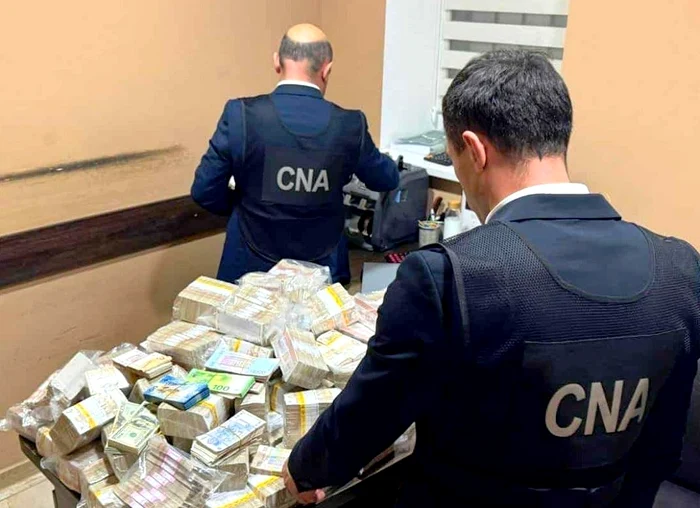 Banii au fost ridicați de CNA și procurorii moldoveni. FOTO: Cna.md
