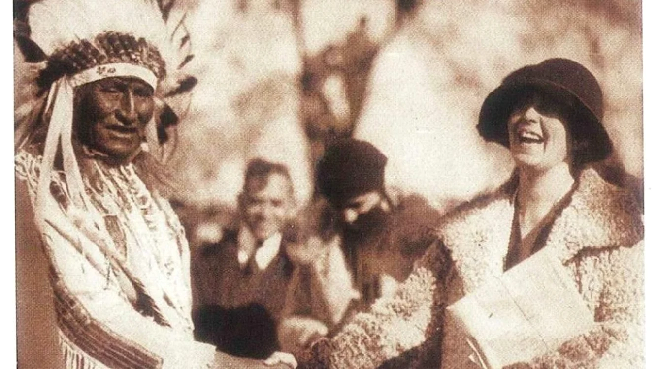 Regina, fericită, într-un trib Sioux