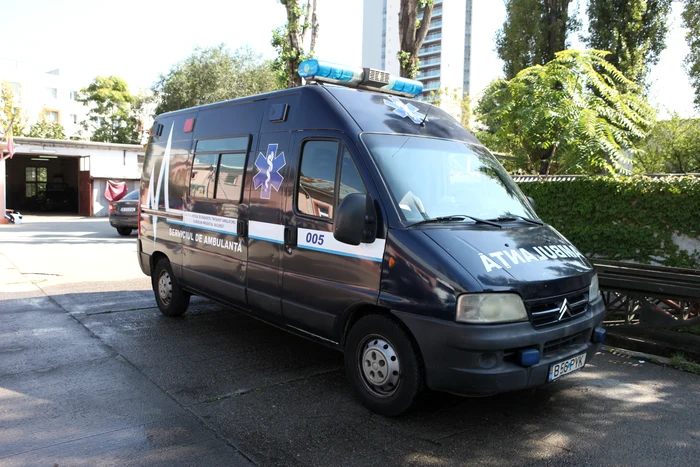 
    Aceasta este vestita ”ambulanță neagră” (fotografii: Florin Șuler)  