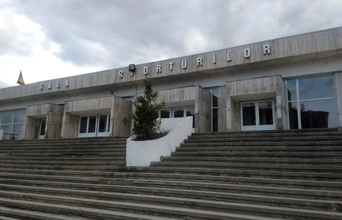 Sala Sporturilor din Târgovişte, prădată de hoţi, fiind furată aparatură elctronică. FOTO: Ionuţ Dima