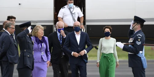  Preşedintele Consiliului European Charles Michel (centru) şi partenera sa Amelie Derbaudrenghien (în verde) sosesc la summit-ul G7 FOTO Profimedia