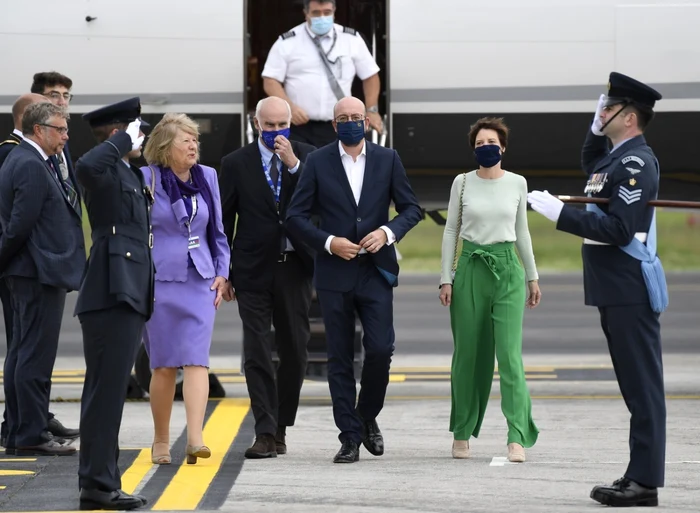 Preşedintele Consiliului European Charles Michel (centru) şi partenera sa Amelie Derbaudrenghien (în verde) sosesc la summit-ul G7 FOTO Profimedia