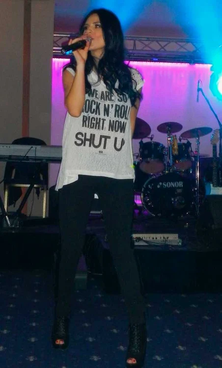 Ellie White a revenit pe scenă la o lună după ce a născut.