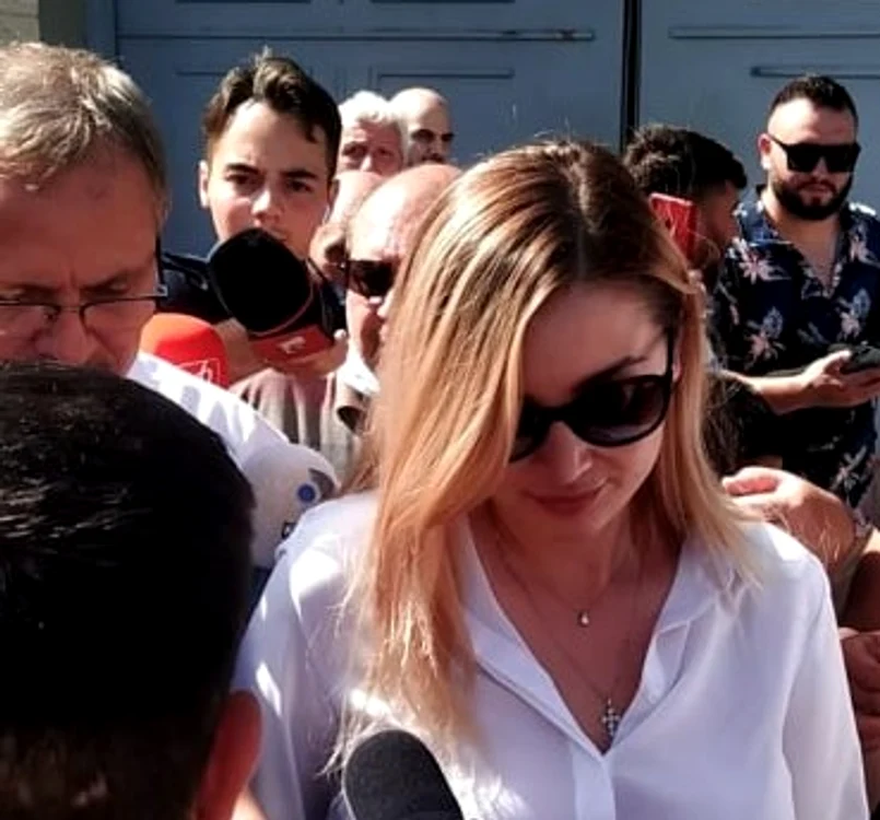 Liviu Dragnea și Irina Tănase, la poarta Penitenciarului Rahovafoto: BLITZ