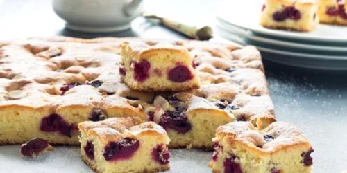 Prajitură pufoasă cu cireşe. O reţetă simplă şi delicioasă