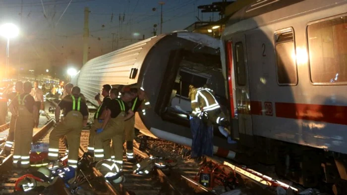 Cele două trenuri au deraiat în urma coliziuniiFoto: Suddeutsche.de