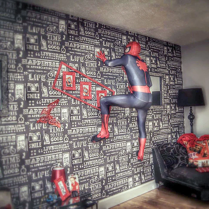 Poate sta agăţat de pereţi peste 3 ore