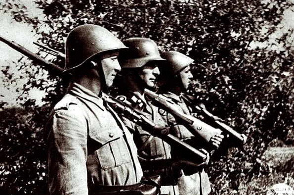 Fotografie de propagandă utilizată pentru a promova „camaraderia între soldatul german și cel român”