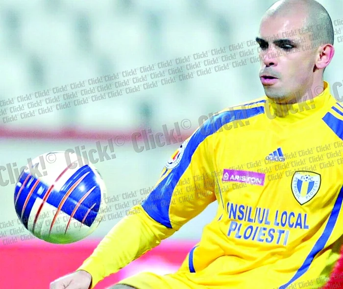 
    Petrovic a fost unul  dintre fundaşii pe  care Petrolul a  contat în tur (Foto: Răzvan Păsărică)  