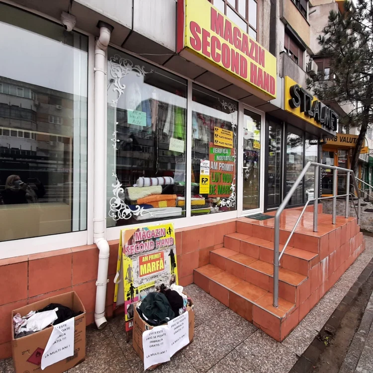 Un magazin SH oferă haine oamenilor nevoiaşi, sursa: C.M