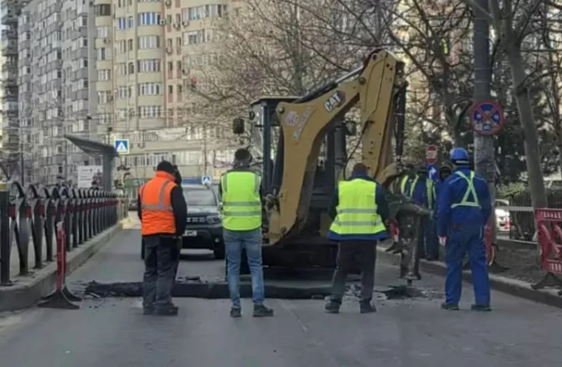 Craterul se întinde dintr-o parte în alta a străzii. FOTO: Poliţia Rutieră