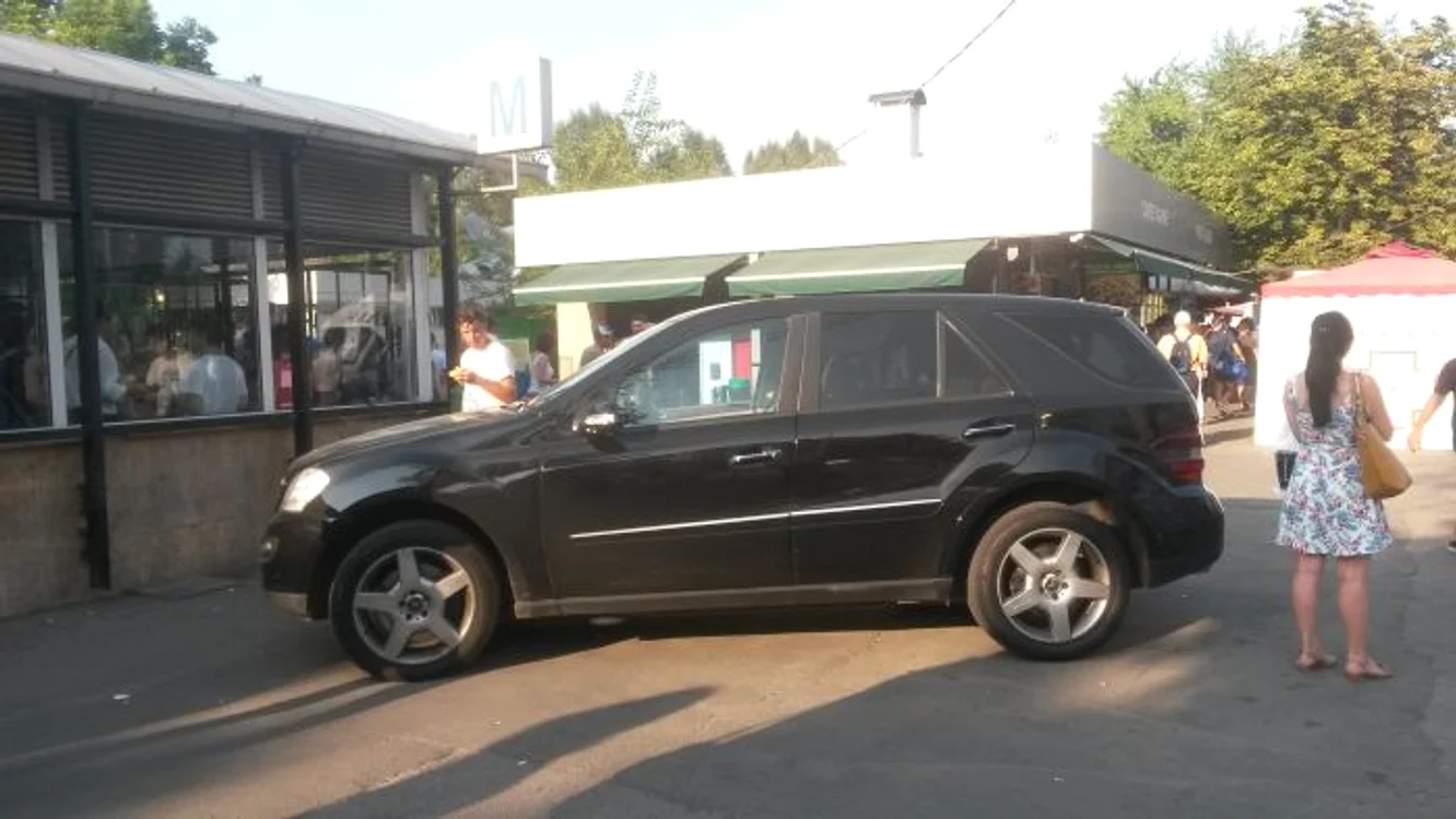 
    Încă un şmecher blochează trotuarul  