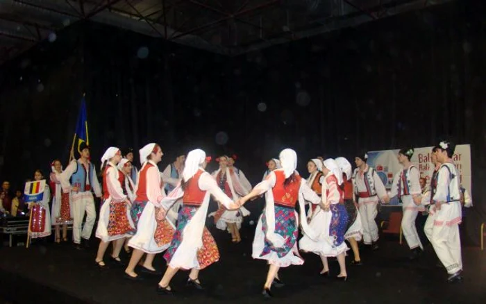 Elevii mircişti au susţinut spectacole în diferite locaţii din Izmir