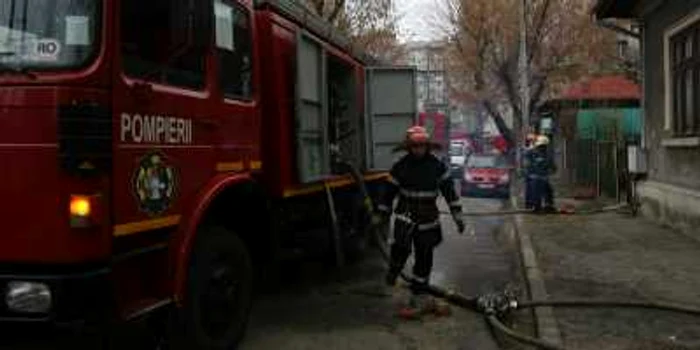 Pompierii au intervenit pentru a stinge focul. Foto: Arhivă