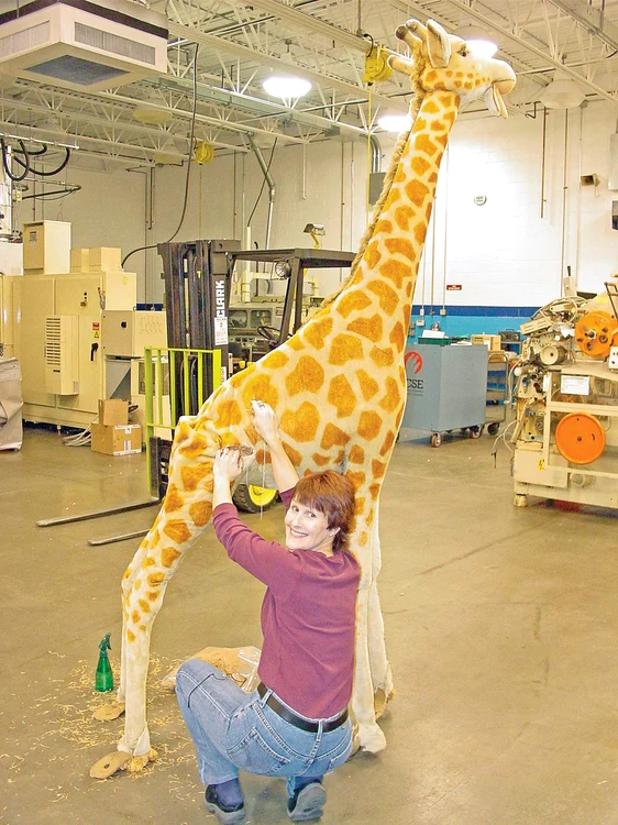 Cel mai complicat pacient, o girafă de trei metri complet deşelată de copii