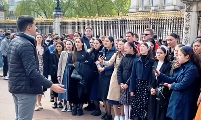 Corul a cântat în fața Palatului Buckingham FOTO Captură video