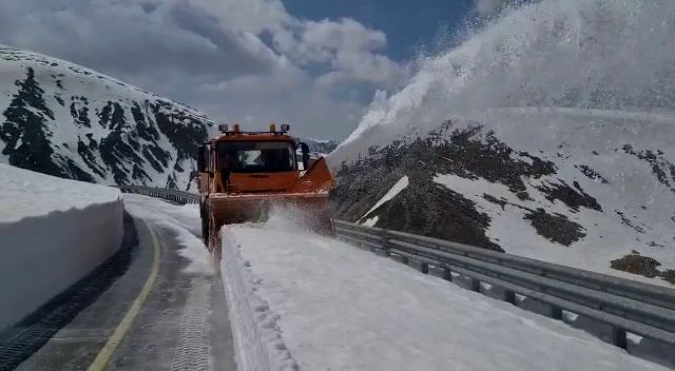 Două utilaje de deszăpezire vor ajunge mâine pe Transalpina