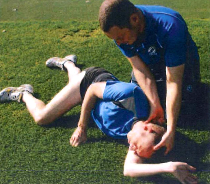 Tehnici de acordare a primului ajutor: Această rostogolire este importnată, pentru eliminarea vomei care obstrucționează căile respiratorii