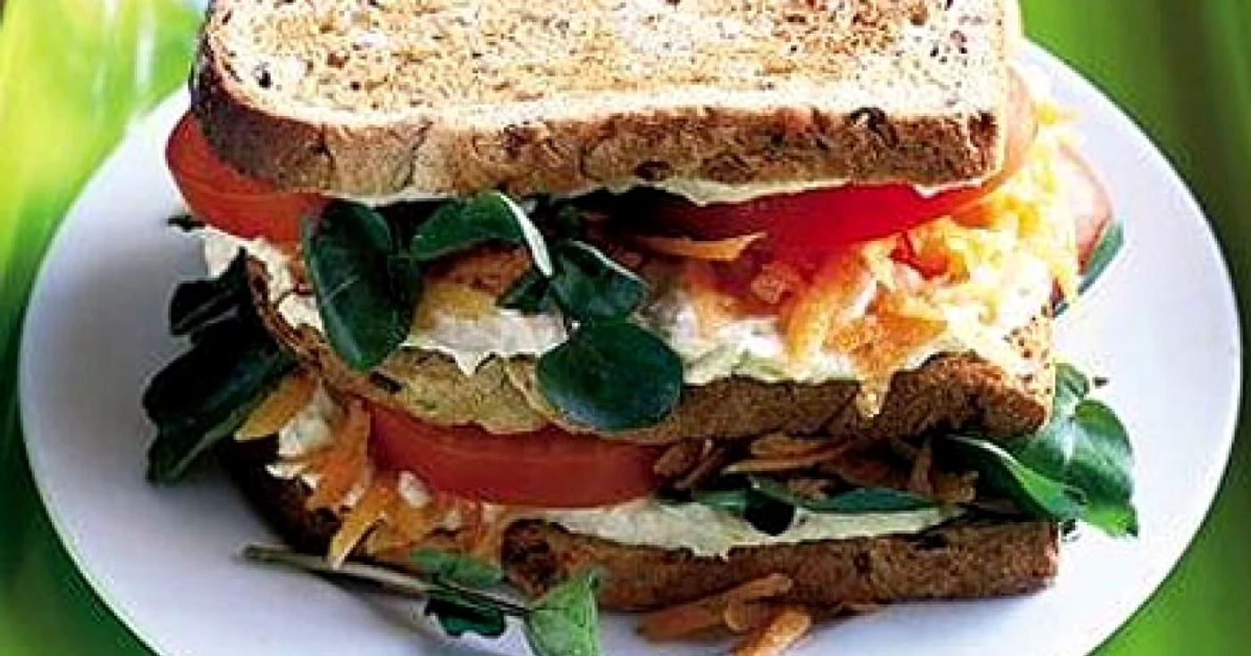 Sandviş cu humus, morcov, roşii şi năsturel FOTO BBC Good Food