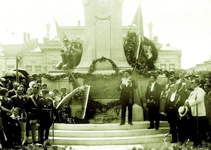 Discursuri la dezvelirea Monumentului Eroilor ridicat în centrul Caracalului 2 iulie 1927 jpg jpeg