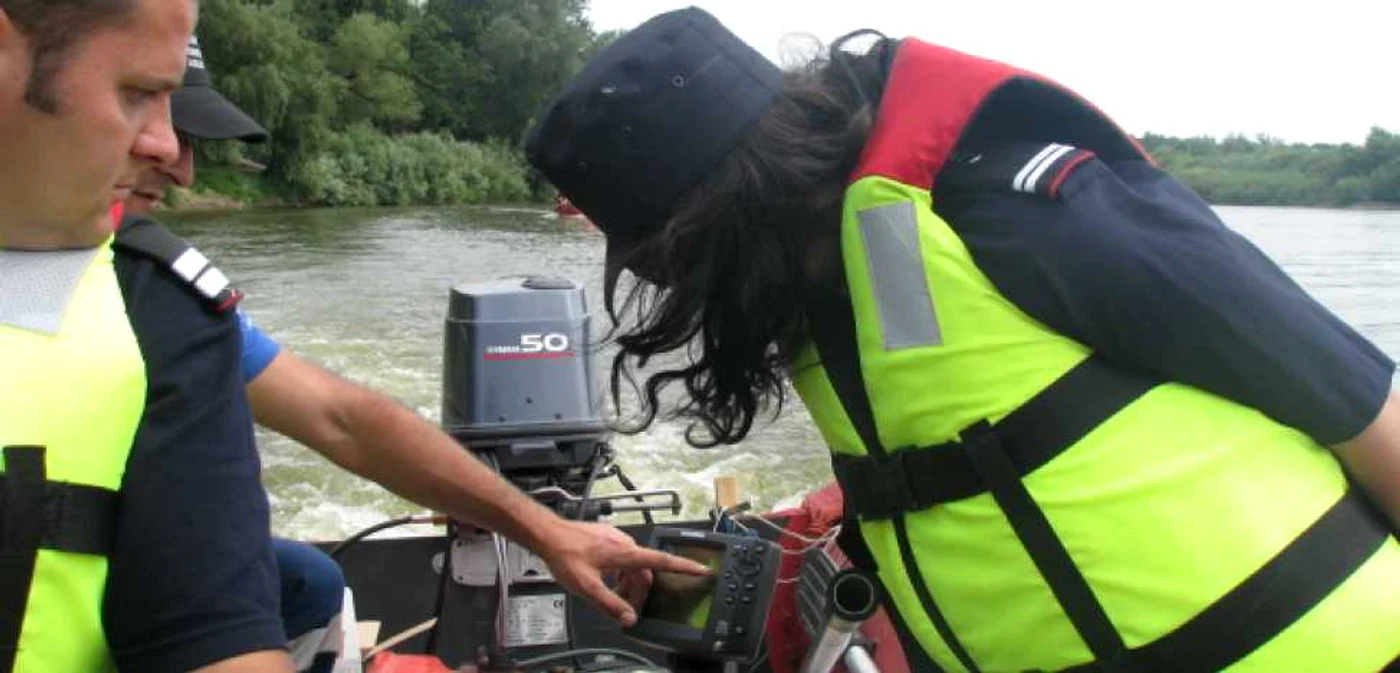 Arad: Copiii înecaţi în Mureş căutaţi cu un detector sonic subacvatic (UPDATE)