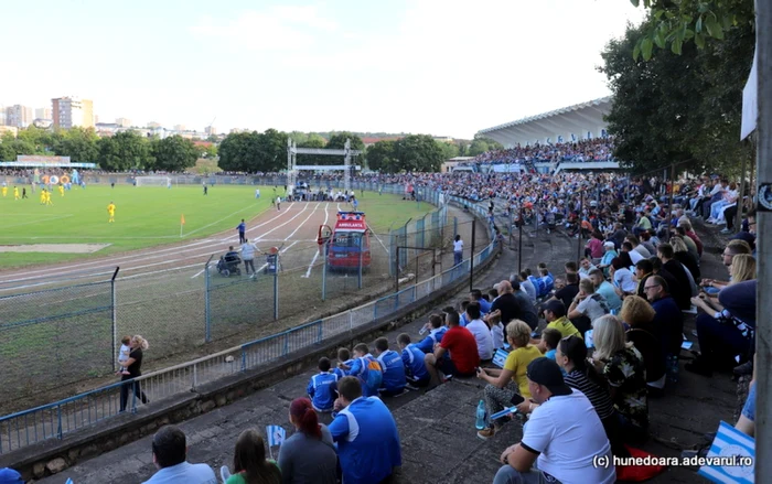 Mii de oameni pe stadion, la meciul de gală Corvinul - România.