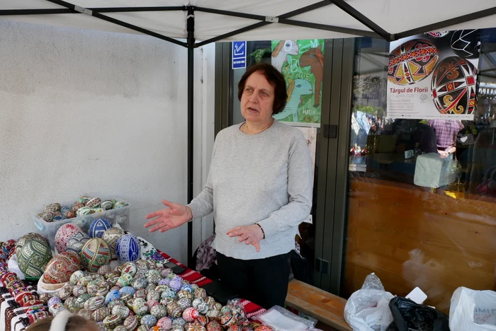 Ileana Hotopilă a venit din Suceava și încondeiază ouă din copilărie. FOTO: N. Nemeș