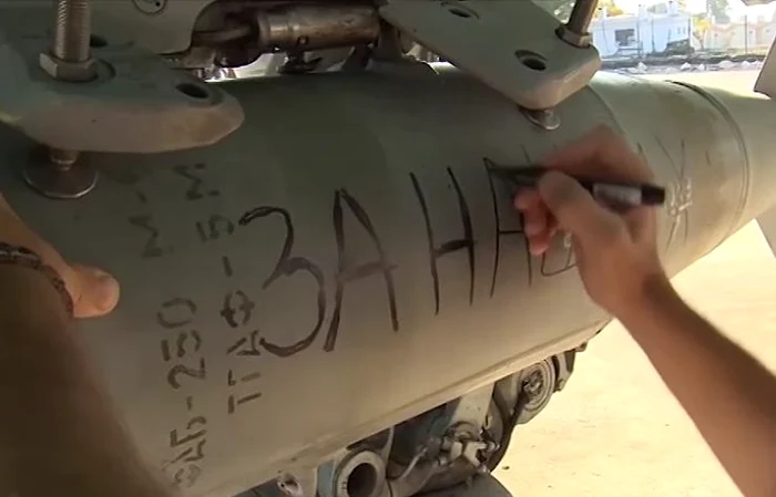 
    Rușii au inscripționat bombele cu mesaje în semn de solidaritate cu victimele din Parisfoto: captură video  