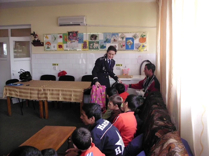 Oamenii în uniformă le-au făcut o bucurie copiilor