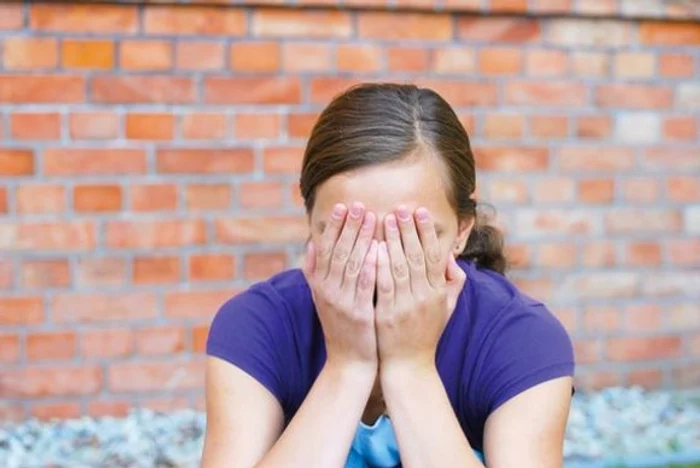 
    După ce a fost violată, fata a fost sechestrată  