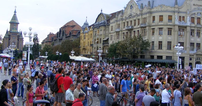 Sute de timişoreni au ieşit în stradă pentru Roşia Montană. FOTO: Vali Silaghi