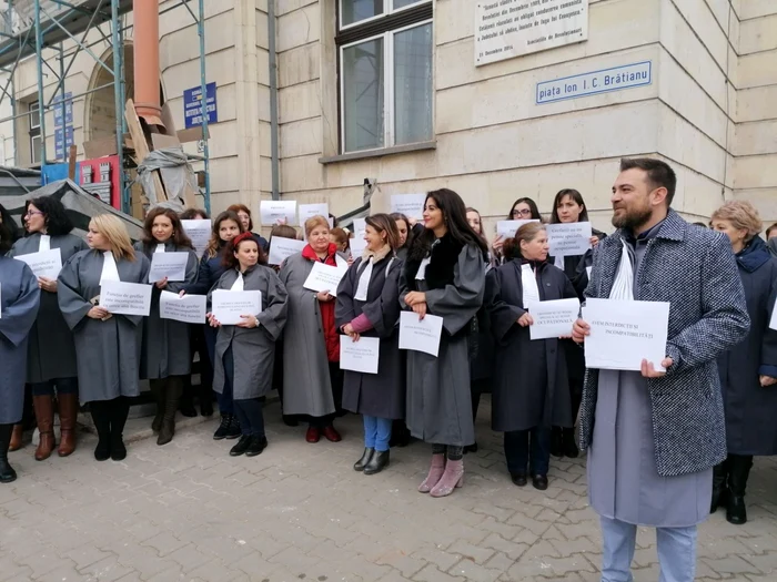 Grefierii protestează în faţa instanţelor din Alba