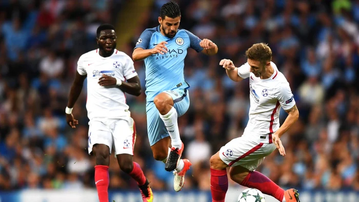 Nolito, între Muniru şi Mitrea FOTO UEFA.com