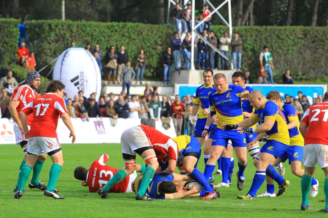 Ovidiu Toniţă păstrează balonul pe înaintare * Foto: Marian Burlacu (Lisabona)